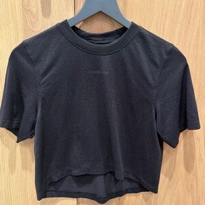 Lululemon cropped black T-shirt
